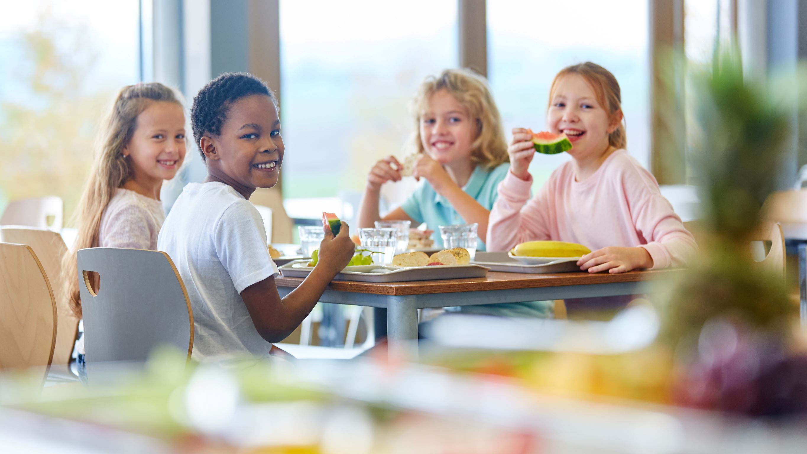 Elèves mangent à l'école