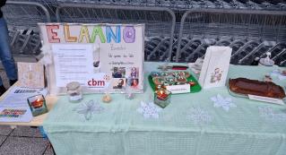 Kinder gossen Kerzen aus Kerzenresten und backten Kuchen. Beides verkauften sie um einen guten Zweck zu unterstützen.